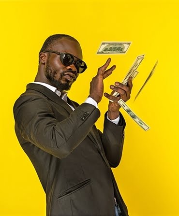 O tipo de influenciador x sua grana : Homem negro com dinheiro nas m&atilde;os