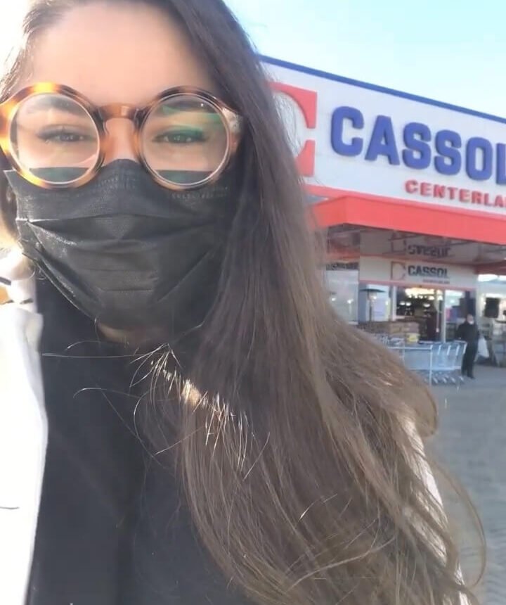 Gabriela Viero em frente à Cassol Centerlar