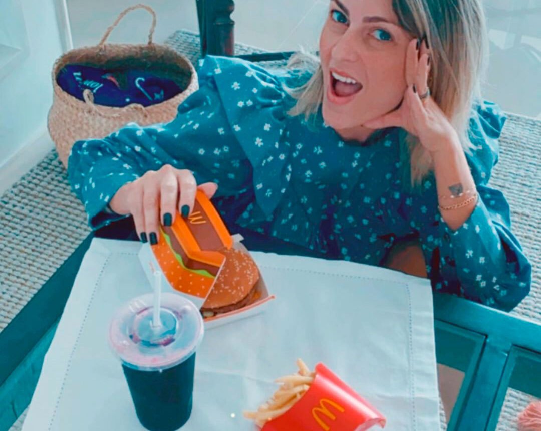Influenciadora lanchando Macdonald's