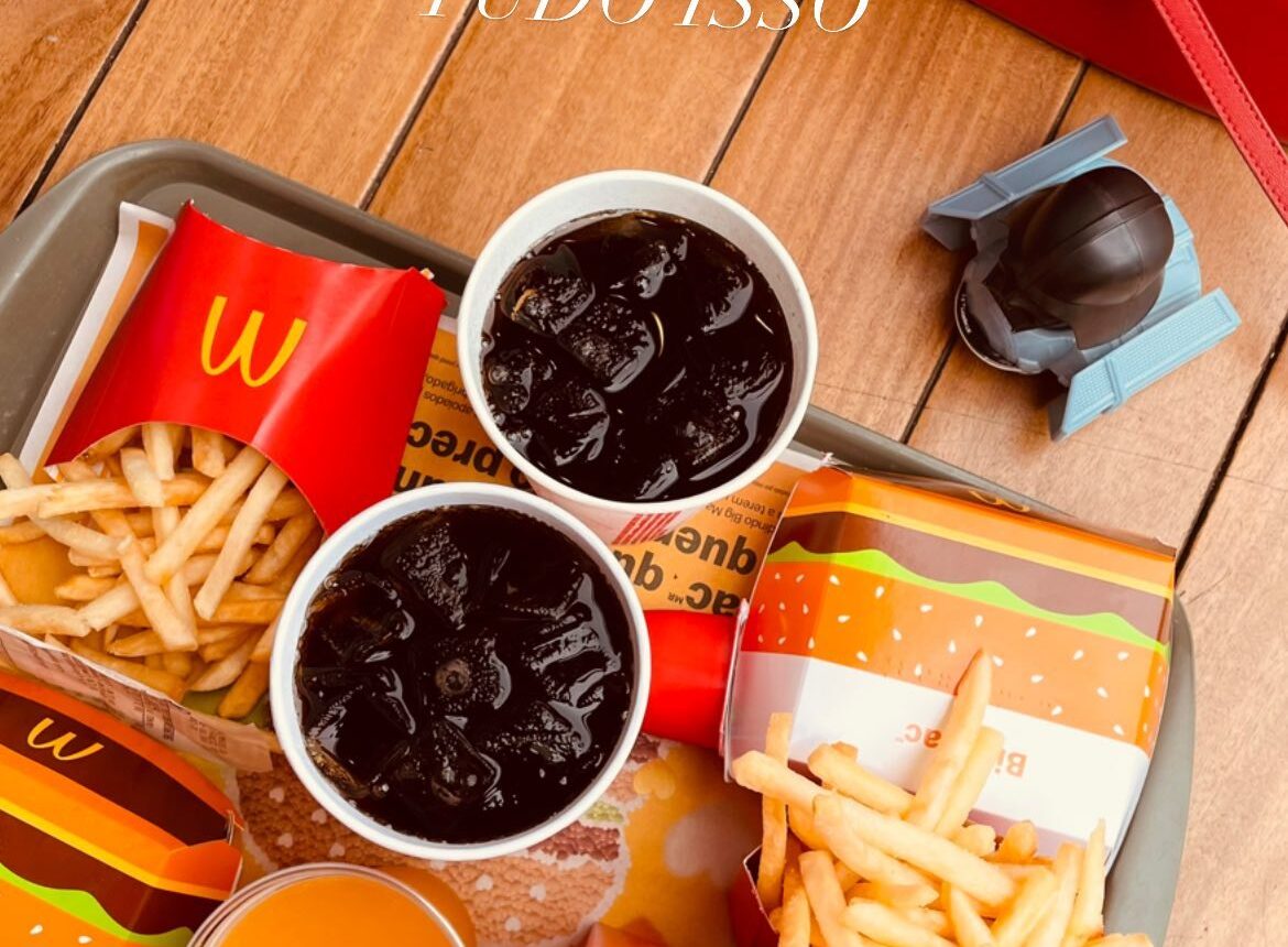mesa com sanduíche Macdonald's