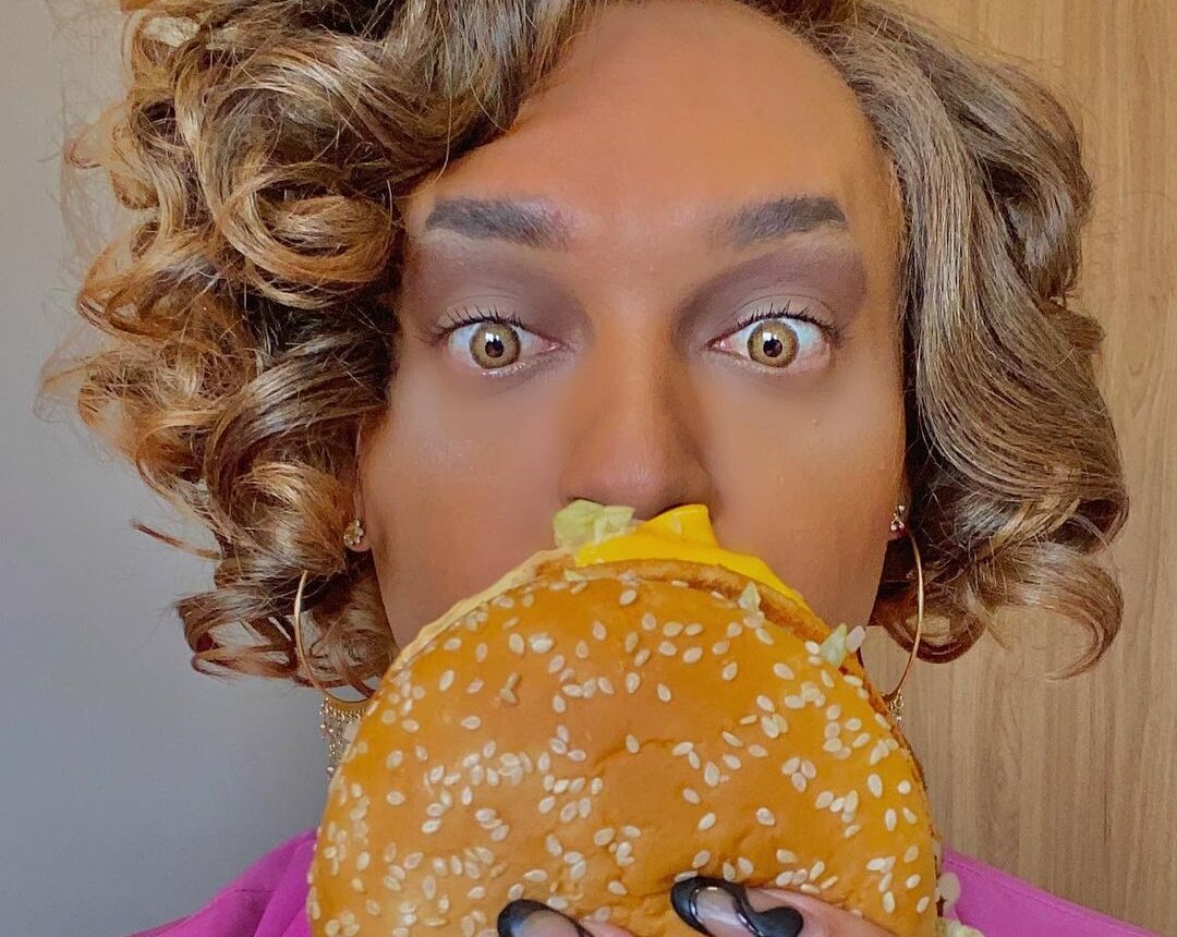 Fabio Marxx comendo um Big Mac doMacdonalds