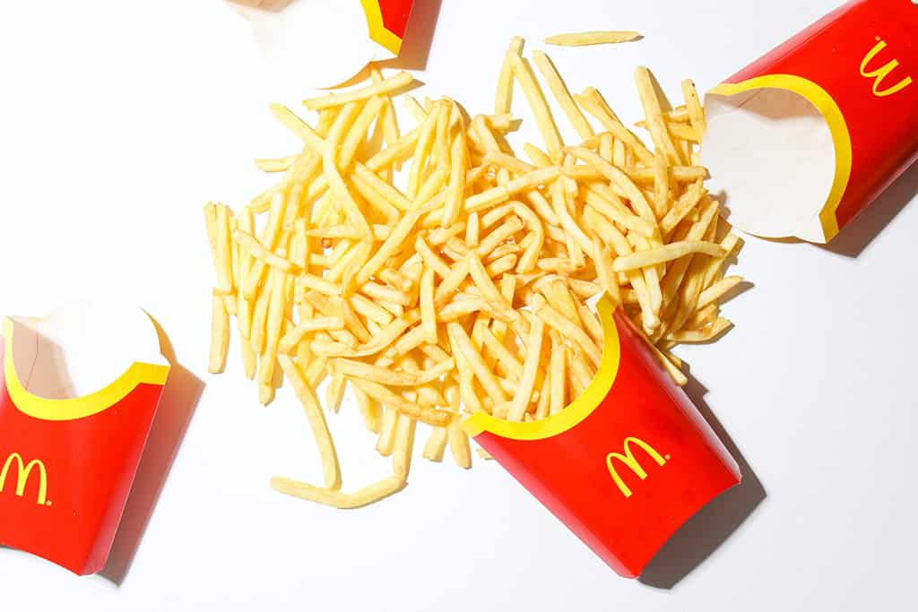 Exemplos de posicionamento de Branding : Batatas fritas do Macdonalds soltas em uma superf&iacute;cie