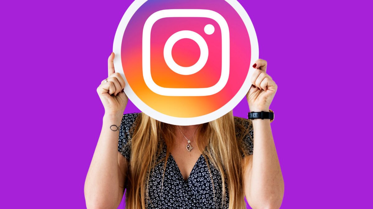 Instagrammer: O que significa e o que é com influenciadora segurando logo do Instagram em frente ao rosto