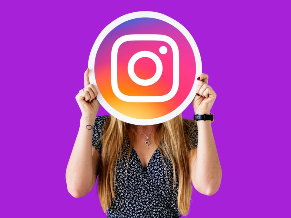 Instagrammer: O que significa e o que é com influenciadora segurando logo do Instagram em frente ao rosto