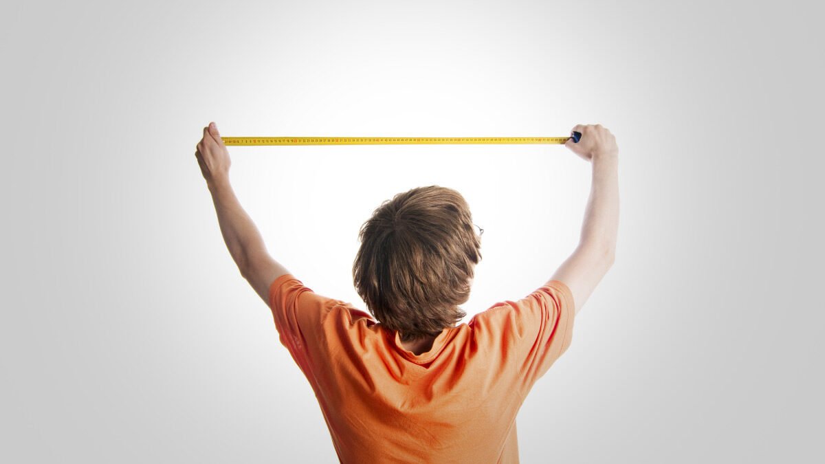 Uma pessoa de costas em posição de mensurar resultados