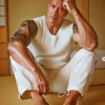 As dez personalidades mais bem pagas do Instagram : Fotogafia de Dwayne Johnson sentado no chao