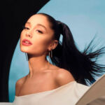 As dez personalidades mais bem pagas do Instagram : Fotografia de Ariana Grande co cabelos presos voando e blusa branca tomara que caia