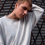 As dez personalidades mais bem pagas do Instagram : Fotografia de Justin Bieber encostado com uma das m&atilde;os na cabe&ccedil;a