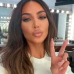 As dez personalidades mais bem pagas do Instagram : Fotografia de Kim Kardashian de frente fazendo V com os dedos de uma m&atilde;o