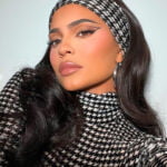 As dez personalidades mais bem pagas do Instagram : Fotografia de Kylie Jenner com blusa xadresa e faixa na cabe&ccedil;a