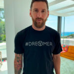 As dez personalidades mais bem pagas do Instagram : Fotografia de Messi com blusa preta e bra&ccedil;o tatuado a mostra