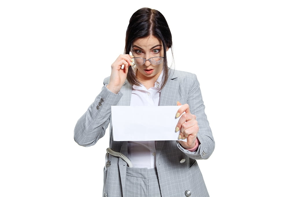 Instagrammer: Tradu&ccedil;&atilde;o : Influenciadora de terno e &oacute;culos olhando assustada um peda&ccedil;o de papel em sua m&atilde;o