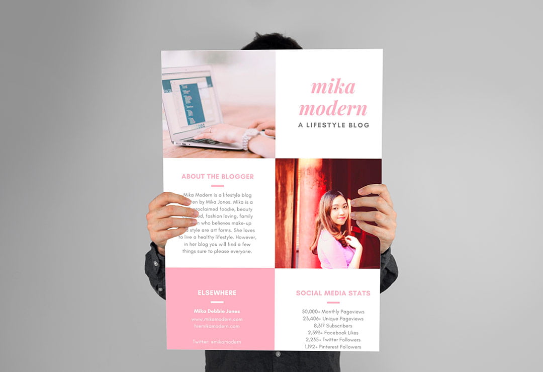 O que &eacute; m&iacute;dia Kit? : Homem segurando um cartaz na frente do corpo com um exemplo de mediakit