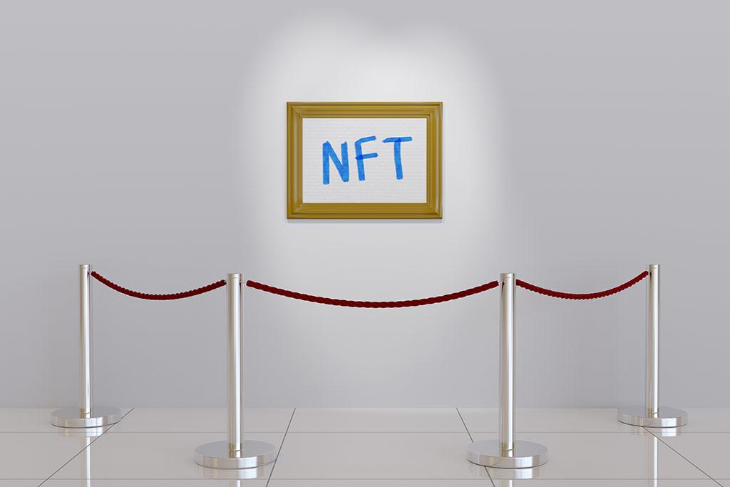 O que &eacute; NFT? : Quadro com texto nft fixada na parede com prote&ccedil;&otilde;es estilo que existe em museus
