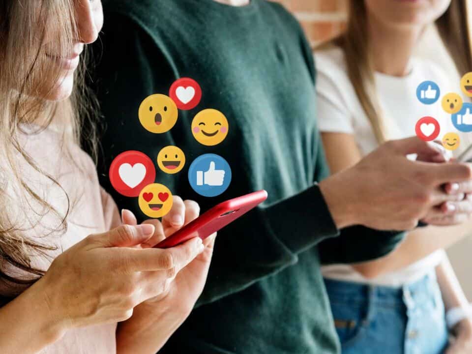 Nano influenciadores: Foto de três jovens utilizando redes sociais via celular