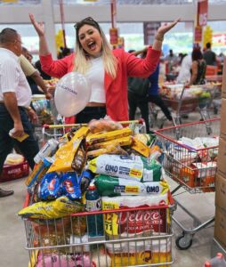 campanha fortatac foto da influencer jundiaipontocom com um carrinho lotado de compras na sua frente