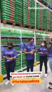campanha fortatac fotografia de funcionários do atacadista realizando cadastro de cartoes