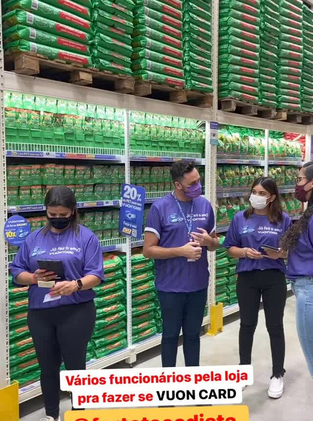 campanha fortatac fotografia de funcionários do atacadista realizando cadastro de cartoes