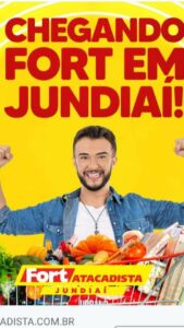 campanha fortatac influencer andersonzanchin com braços abertos atrás de um carrinho de compras