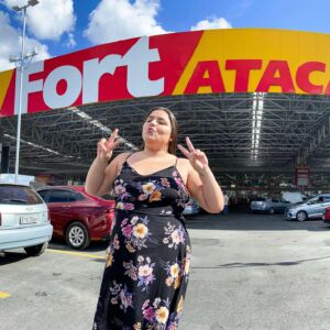 campanha fortatac influencer blogueirafamosa em frente a loja fortatacadista
