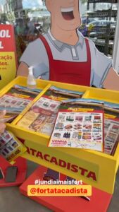 campanha fortatac influencer hashtagjundiai foto de bancada publicitária