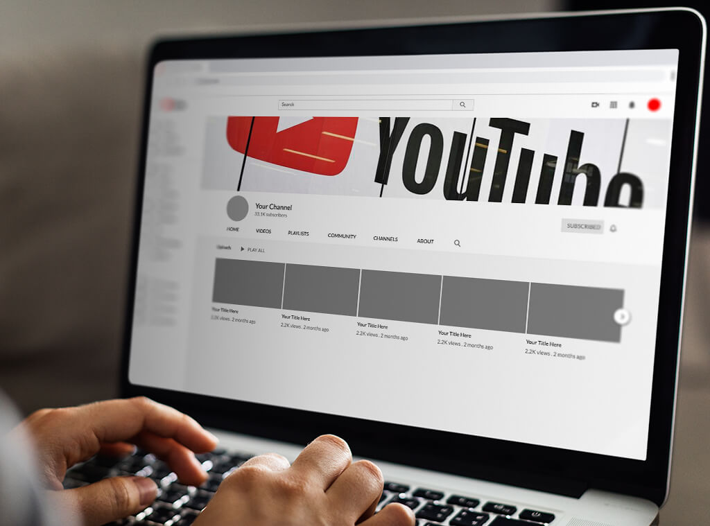 Passo a passo para criar um canal na plataforma : M&atilde;os em um teclado de notebook em tela de youtube