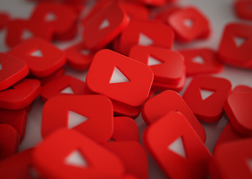 Varios icones 3d do youtube sob uma superficie