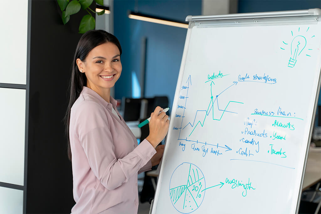 Como utilizar o influencer marketing analytics em campanhas? : Lider de ag&ecirc;ncia analisando dados em quadro de papel