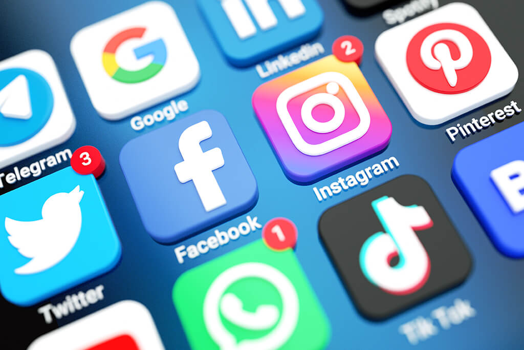 Quais as melhores redes sociais para fazer marketing digital influencer? : Tela de celular com v&aacute;rios &iacute;cones em 3d de redes sociais