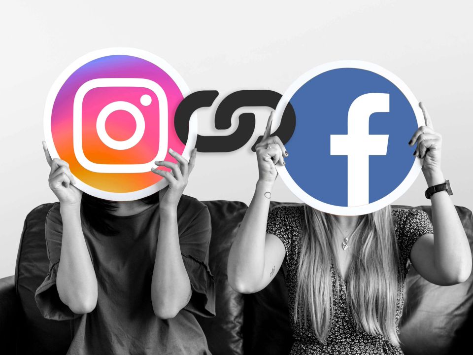 blog_duas moças em um sofá, com placas interligadas, sendo uma do instagram e outra do facebook