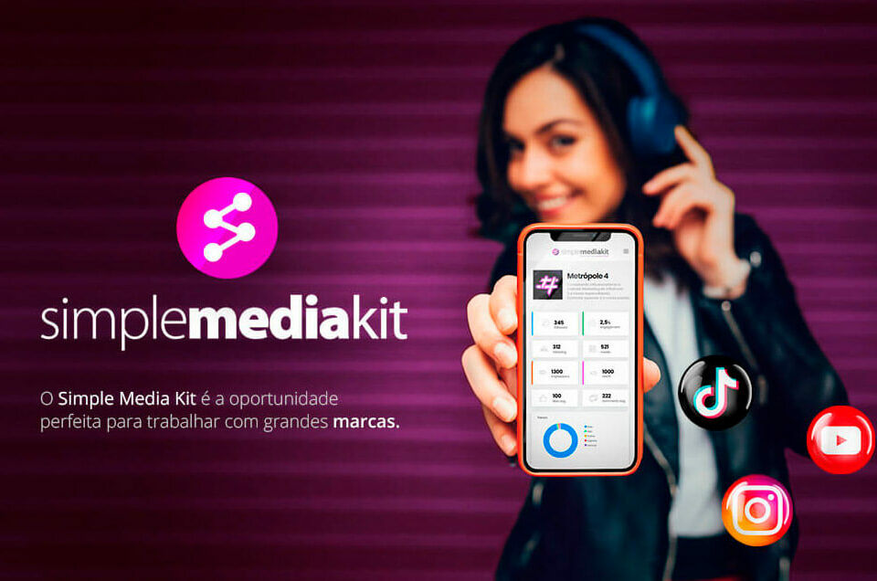 Moça com fone de ouvido mostrando a tela do smk em um celular