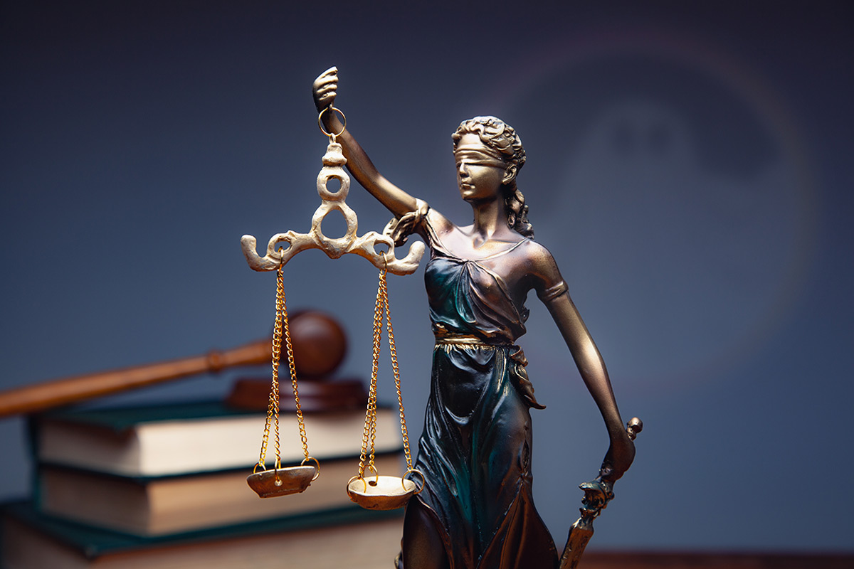 Processos judiciais e exclus&atilde;o de contas que fazem compra de seguidores : Foto dos s&iacute;mbolos do curso de direito, sendo livros, martelo e a themis