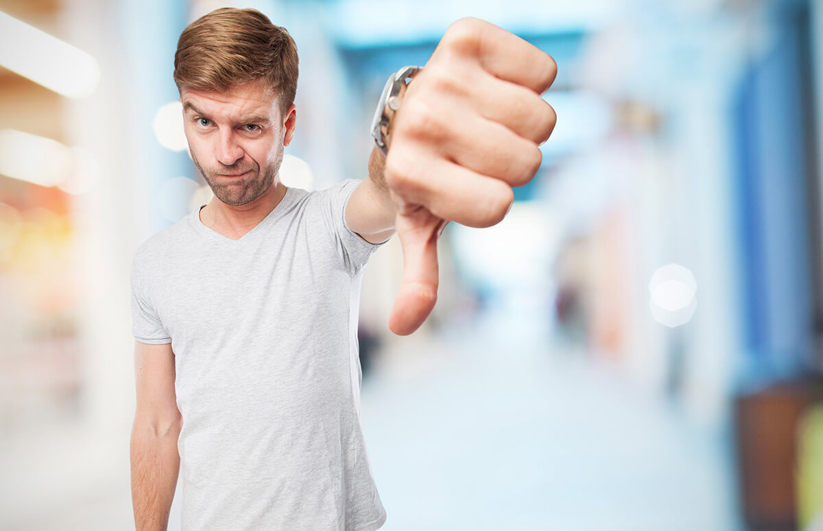 Vale tudo pelo engajamento, inclusive fazer a compra de seguidores? : foto de homem com ded&atilde;o virado pra baixo