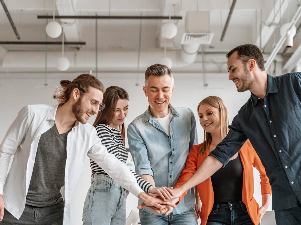 Blog_capa_equipe de trabalho unidos com suas mãos umas sob as outras