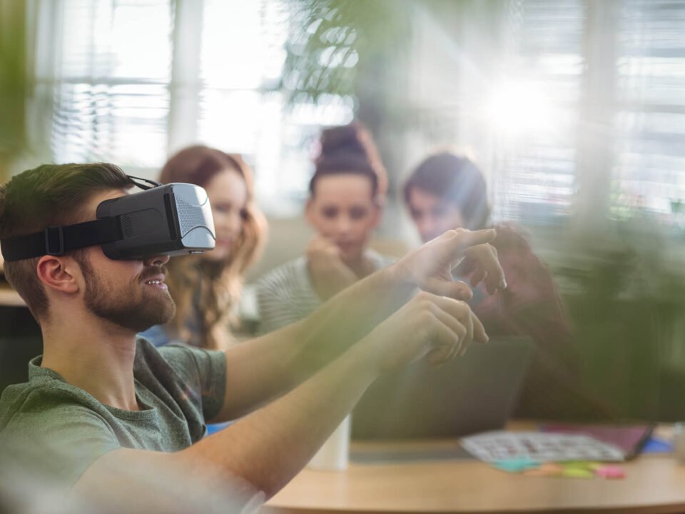 Capa blog funcionário utilizando realidade virtual no trabalho