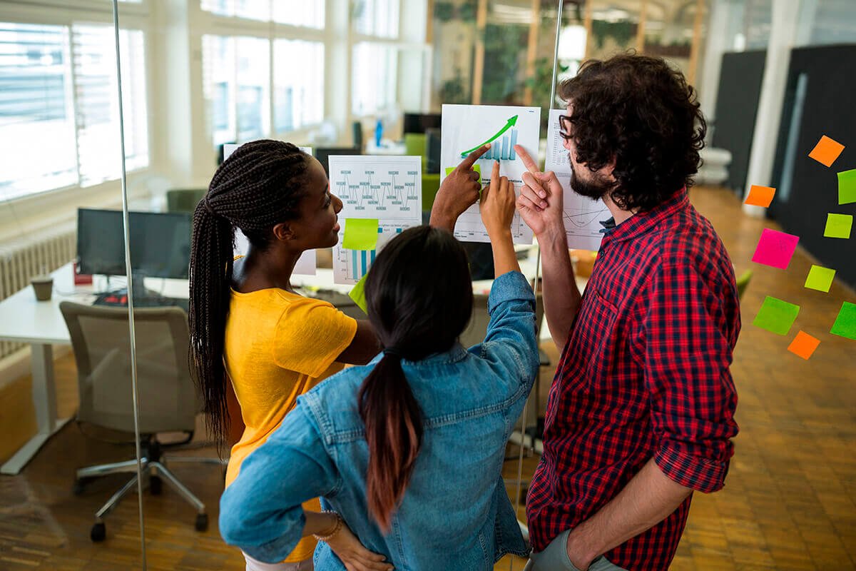 Equipe analisando estrat&eacute;gias de gamifica&ccedil;&atilde;o para infoprodutos, visando aumentar o engajamento. Fonte: @Freepik