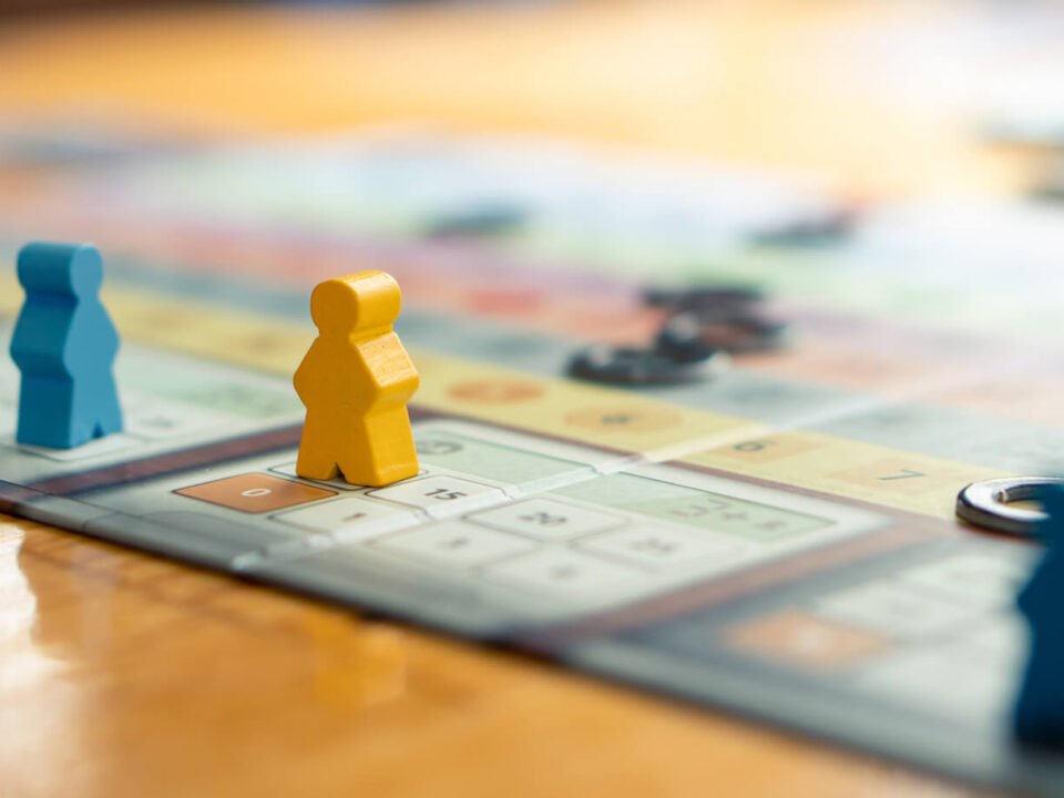 Capa tabuleiro de jogo e peões em cima de mesa