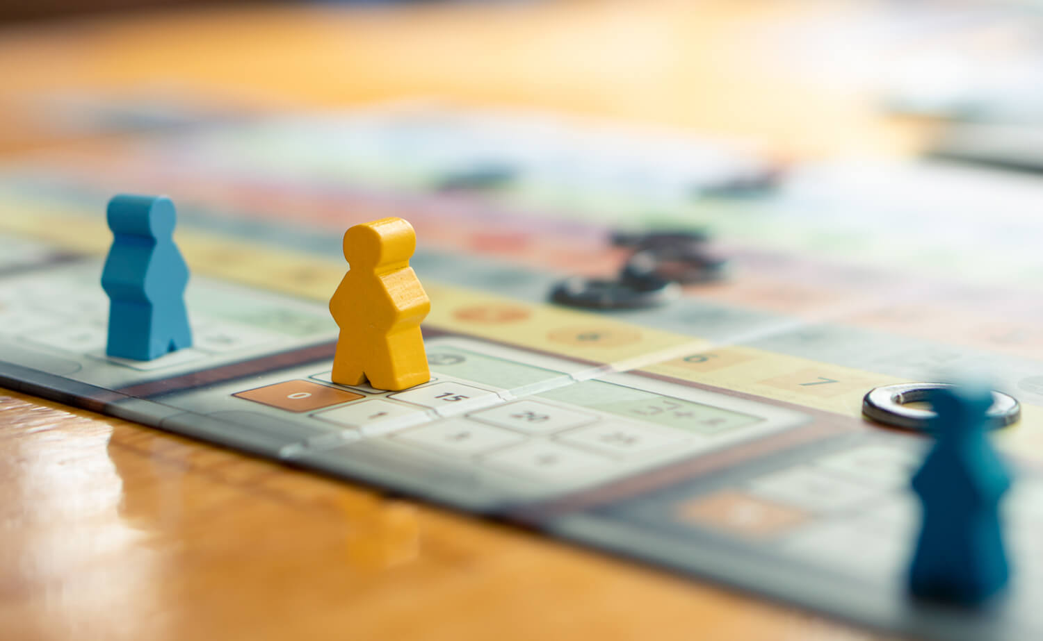 Capa tabuleiro de jogo e peões em cima de mesa